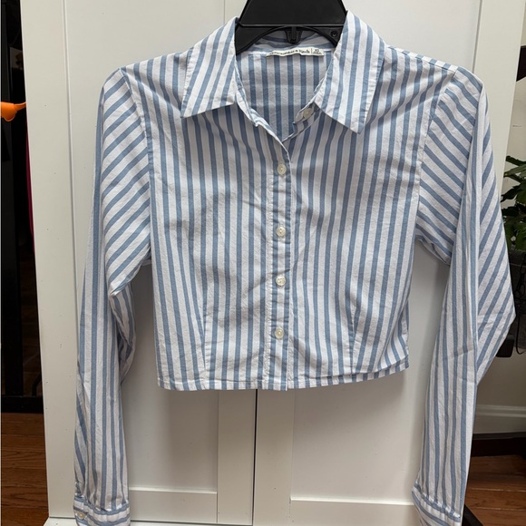 Abercrombie & Fitch Light Blue and White Striped Button-Down Shirt - Picture 1 of 4